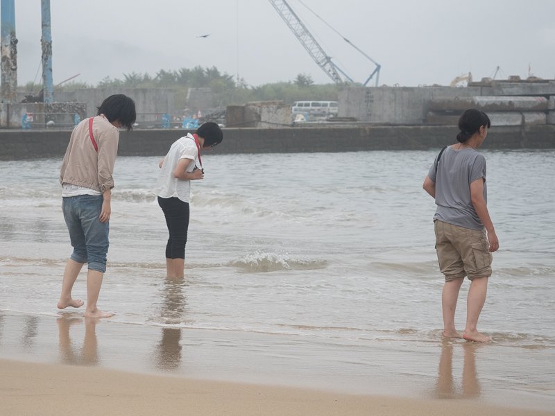 安田さんも生徒に混じって海に入っていた