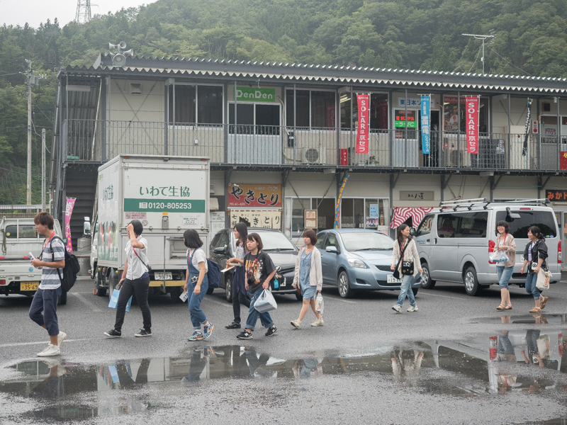お土産を手にバスに戻る参加者