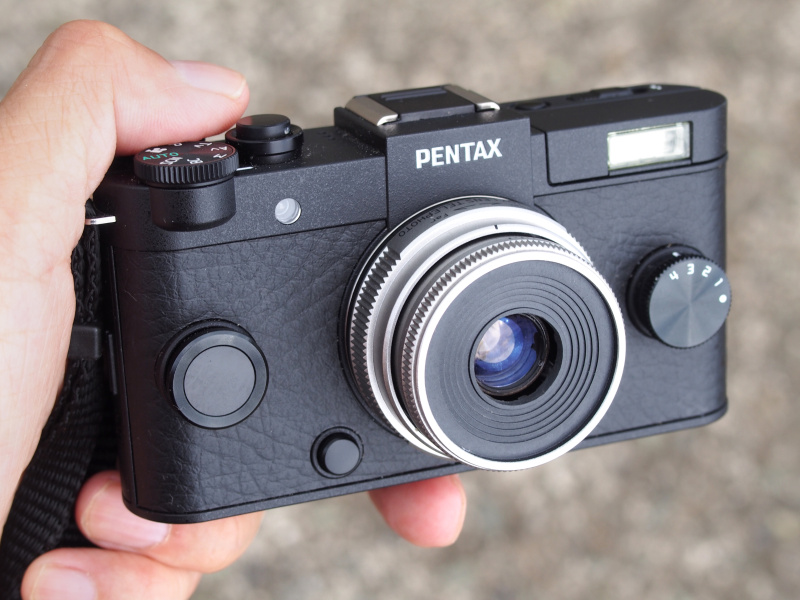 「PENTAX Q-S1」に「FUJINON 13mm F1.1」という超大口径レンズを装着。実はこのレンズ、1973年発売の8mmフィルムカメラ「フジカ シングル-8 AX100」に固定装備されたものだ。これをカメラ本体から摘出し「05 TOY LENS TELEPHOTO」の鏡筒を改造して仕込んでみた。「フジカシングル-8 AX100」は普及タイプの安価なムービーカメラだが、このレンズの潜在能力が相当であることが、今回の実験で判明した