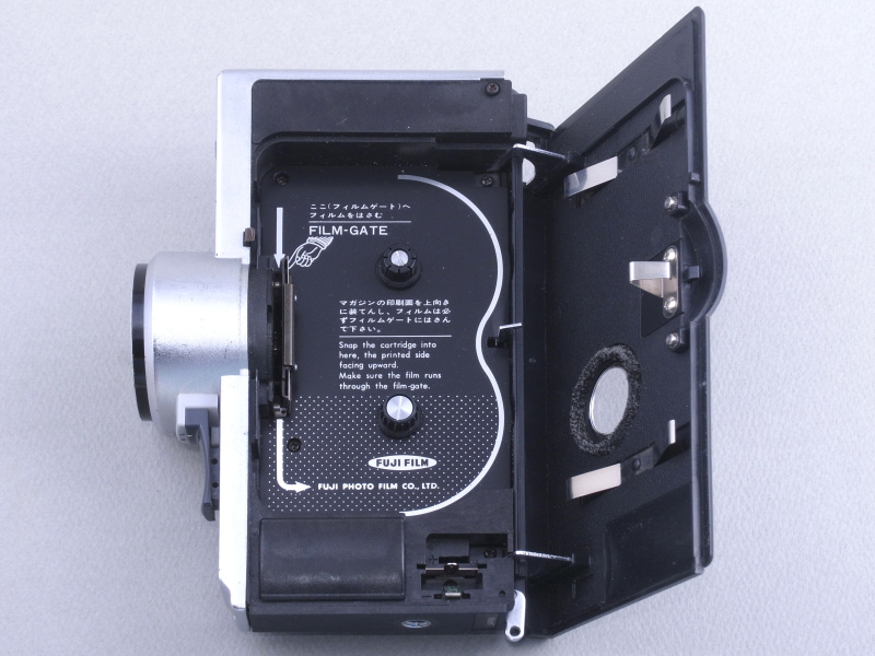 撮影の際は、側面の蓋をパカッと開けてシングル-8フィルムのマガジンをポンとセットするようになっている。この簡単操作が、富士フイルム独自の8mmムービー規格「シングル-8」のウリだった。他にモーター駆動用の単3電池2本と、CdS露出計用の水銀電池を使用する