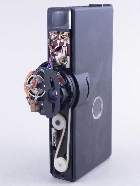 いよいよ工作に移るが、まずカメラ本体のネジを外し、前面カバーを外すと、内部メカが露わになる。レンズ前面に2枚の絞り羽根があってCdS露出計の針と連動し、光の強弱に応じて露出調節する仕組みになっているのがわかる。また、シャッターを駆動させるためのベルトとプーリーも見える。こうしたカラクリを見るだけで面白いのも、フィルムカメラの魅力だ