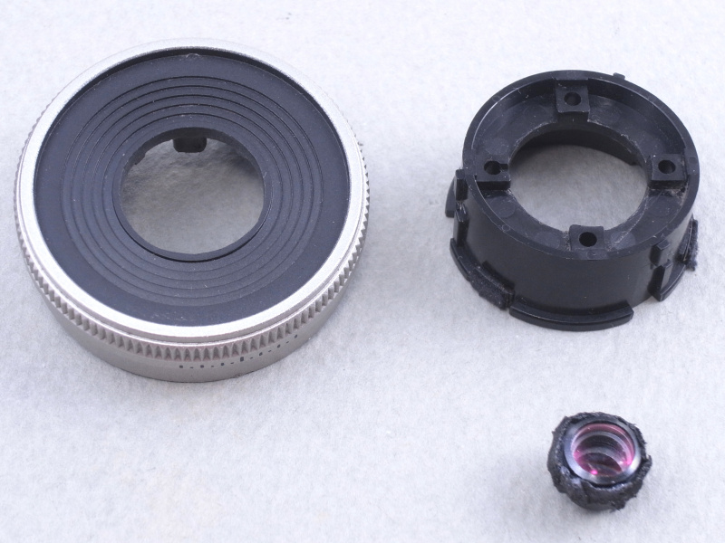 05 TOY LENS TELEPHOTOのレンズ本体（右前）だけを削り取り、残ったパーツにFUJINON 13mm F1.1をピッタリはめ込むための穴開け加工をする。当然ながらこちらは不可逆改造になったが、取り出した超小型レンズはまた何かの改造に使えるかも知れない