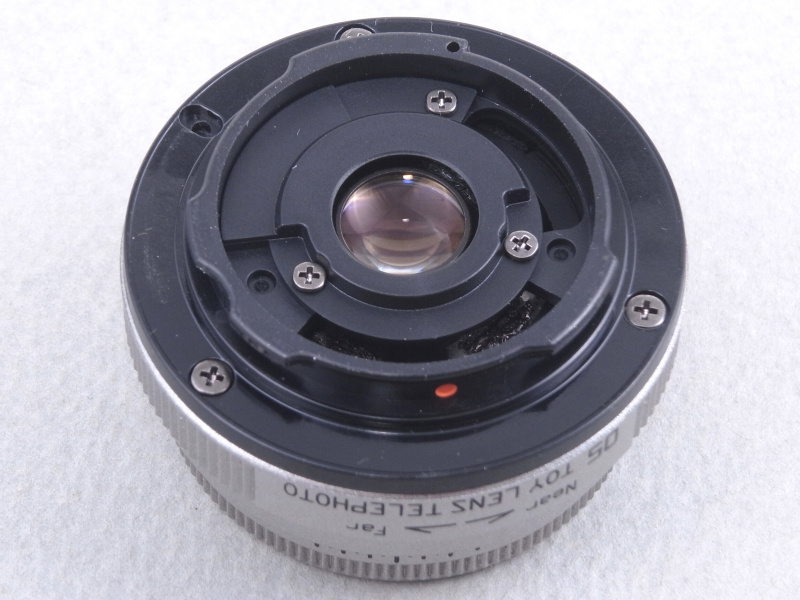 完成したレンズを裏側から見たところ。後玉のカバーパーツは元々ちょうど良いサイズの穴が開いていて、加工は不要だった。マウントの電子接点と回路は取り除いてある。これがあると元の05 TOY LENS TELEPHOTOのExifデータが画像に記録されてしまうのだ