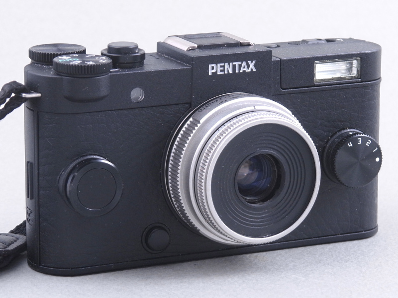 Q-S1に装着したところ、一見して違和感がない。ピントはMFで調節するが、絞りはF1.1の固定仕様だ。撮影前にメニューから「レンズ焦点距離」を「13mm」に設定すると、これに適した手ブレ補正が作動し、Exif情報にも反映される