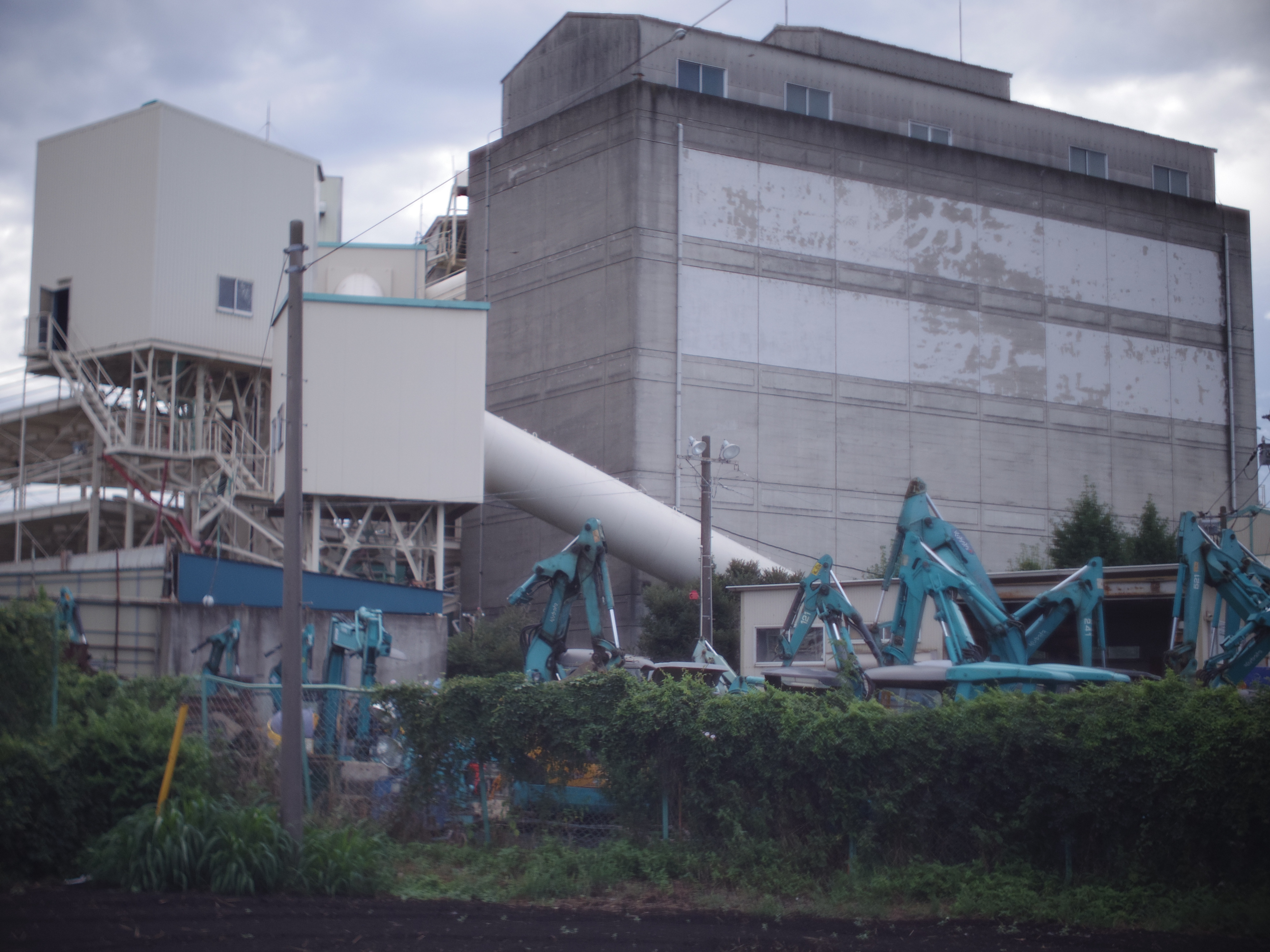 まずは、Qマウント改造FUJINON 13mm F1.1だが、予想以上に良く写っていて驚いてしまった。画面周辺はボケるが、中心部はなかなかにシャープだ。粒子の粗い8mm映画用のレンズとしては、完全にオーバースペックだと言えるだろう。このレンズの潜在能力を、現在のデジカメと組み合わせることで、引き出すことができたのだ