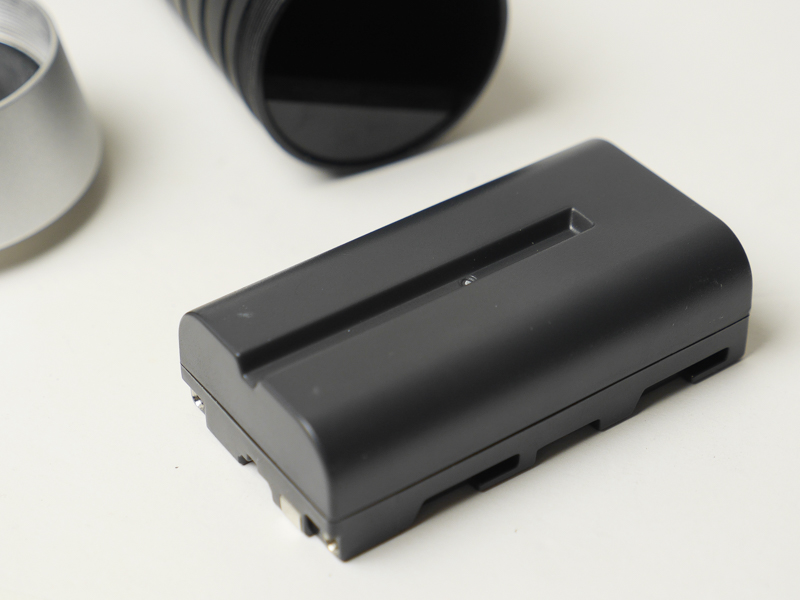 バッテリーはリチウムイオン充電池。ソニーNP-F550と互換性がある