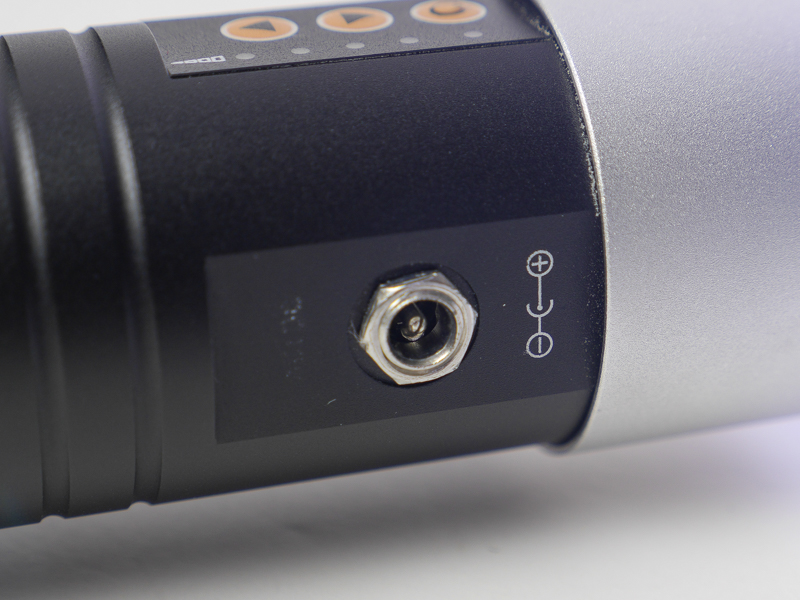 バッテリー充電用の端子。本体充電が可能だが、ACアダプターでの発光はできない