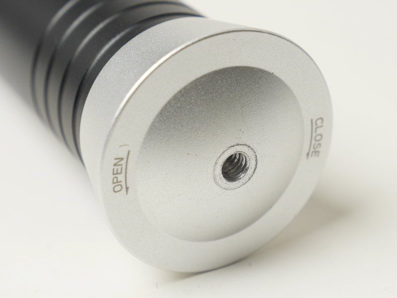 底部に三脚穴を備えているため、一脚などをポール代わりにして大きめの被写体を照らすこともできそうだ