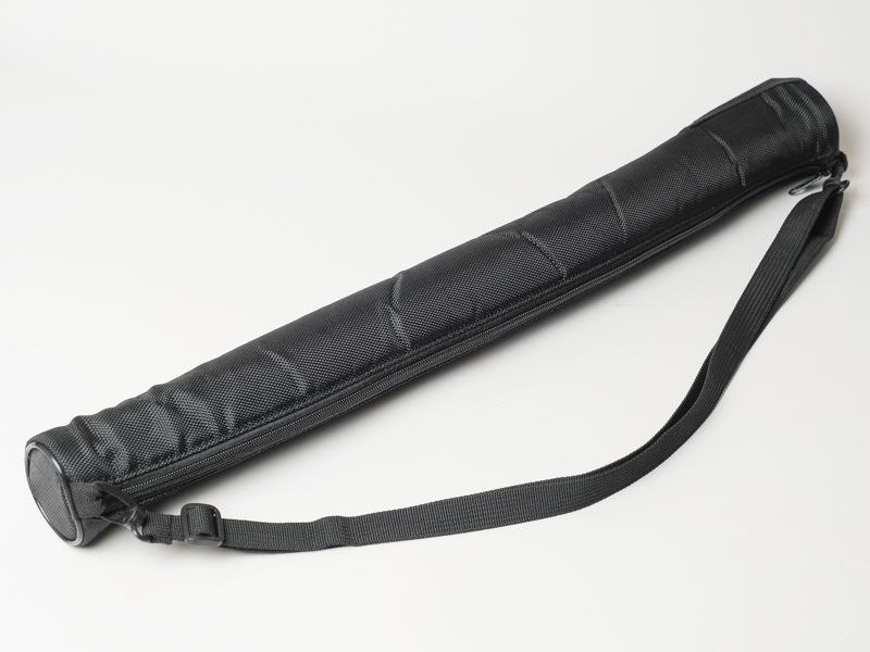ストラップ付きのケースが付属。一脚のような感覚で持ち運べる