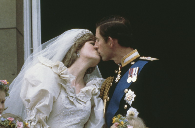 結婚式でダイアナ妃にキスをするチャールズ皇太子（1981年） Keystone/Getty Images