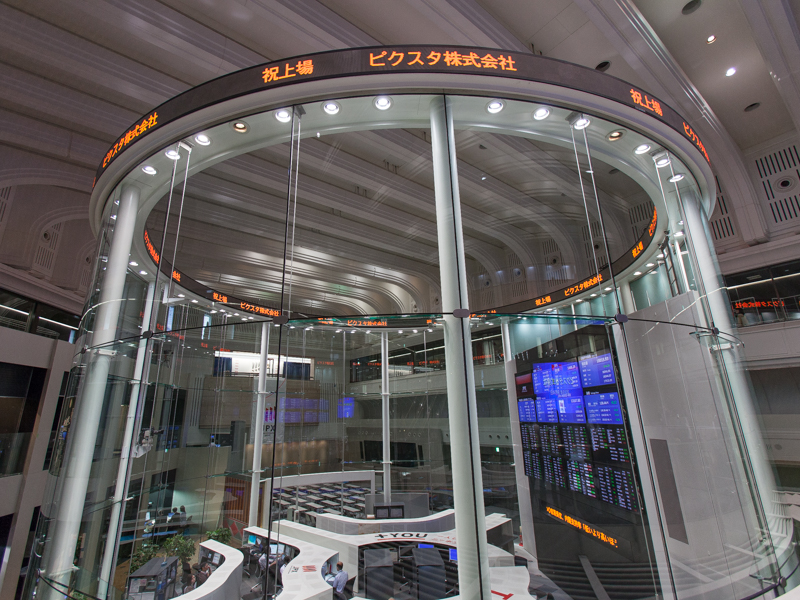 取引所内の電光掲示板は同社の上場を祝う表示に