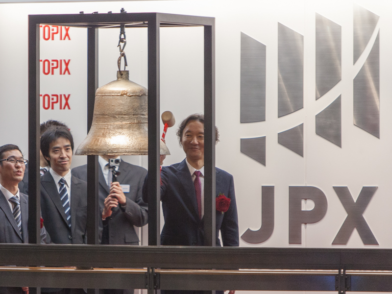 上場記念の鐘を鳴らす古俣社長