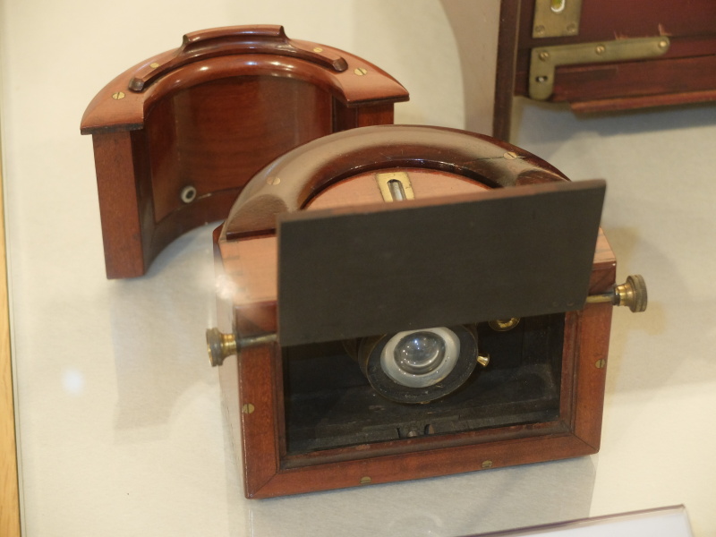 サットン パノラミックカメラ（1858年、コックス）。湿板38×87mm。中に水を入れた画角120度の水球レンズで、ガラス湿板も半円状に製造