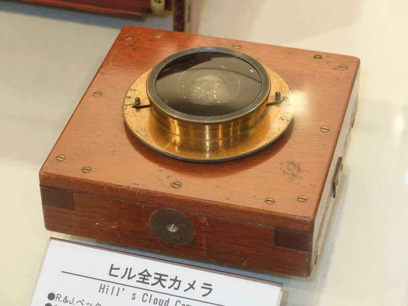 ヒル全天カメラ（1924年、R.&amp;J.ベック）。乾板65mm円形。世界最初の魚眼レンズ付きカメラ。雲量観測に用いた。日本など各国でも使用