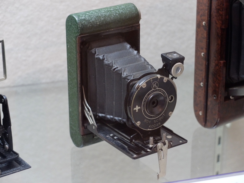 ボーイスカウト コダック（1931年、コダックUK）。127フィルム40×65mm。イギリス製はダークグリーンの結晶塗り仕上げ