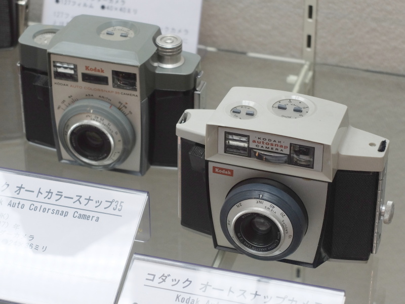 右：コダック オートスナップカメラ（1950年、コダックUK）。127フィルム40×40mm。左：コダック オートカラースナップ35（1962年、コダックUK）。135フィルム24×36mm