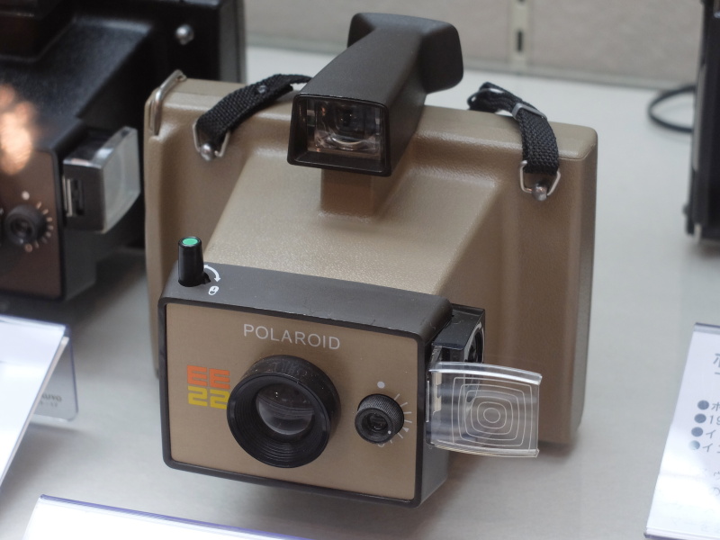 ポラロイド EE22（1976年、ポラロイド）。インスタントフィルム70×73mm