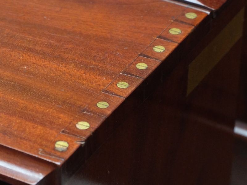 ネジの向きが全て揃っている