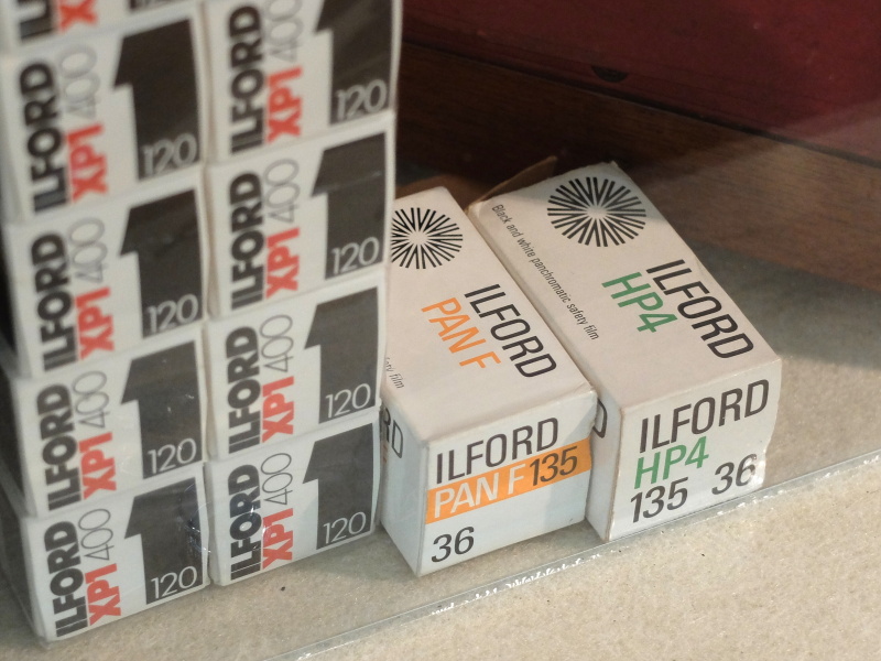イルフォードのフィルムパッケージも置かれていた