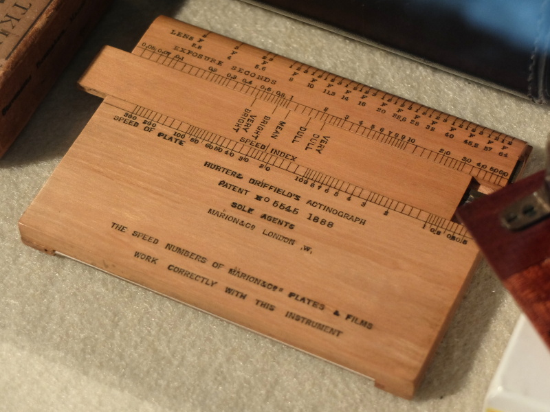 アクセサリーも展示。被写界深度スケール