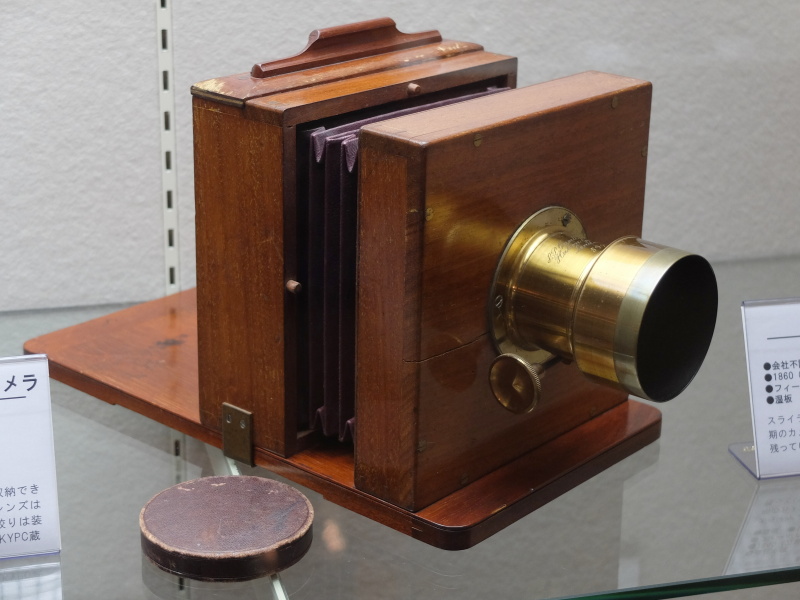 湿板カメラ（1860年頃、会社不祥）。スライディングボックスからベローズへの変遷期の1台