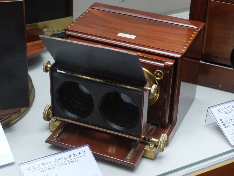 ダルメヤー ステレオカメラ（1860年頃、J.H.ダルメヤー）。湿板80×170mm