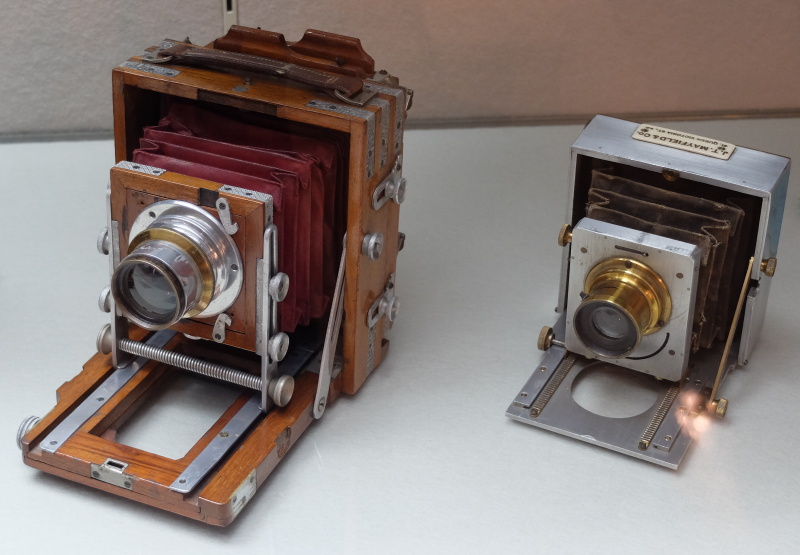 メイフィールド フォールディングカメラ（1900年、J.T.メイフィールド）。乾板83×108mm。当時貴重なアルミニウム製を用いている