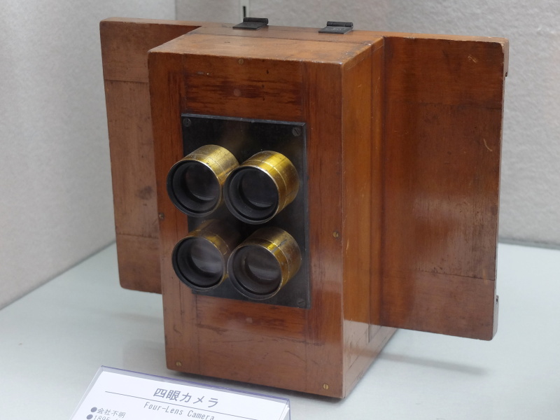 四眼カメラ（1895年、会社不明）。乾板32×55mm。4本のペッツバールタイプレンズを搭載。ワンショットで1コマを撮影
