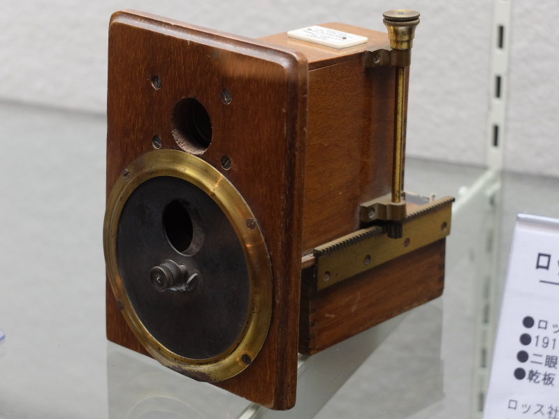 アカデミー1号（1882年、マリオン）。乾板30×30mm。形式上はボックスカメラ、ファインダー形式の分類では二眼カメラとなる1台