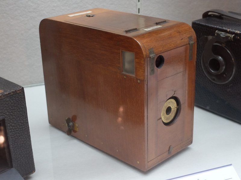 ローバー（1892年、ランカスター&amp;サン。KYPC所蔵）。乾板83×108mm。手提げ付きの革ケースも用意されたディテクティブカメラ（カモフラージュされたカメラ）