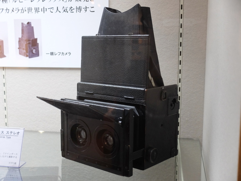 ソホレフレックス ステレオ（1905年、マリオン。KYPC所蔵）。乾板75×165mm。一眼レフ型のステレオカメラ。ファインダースクリーン上で立体効果を確認しながら撮れる