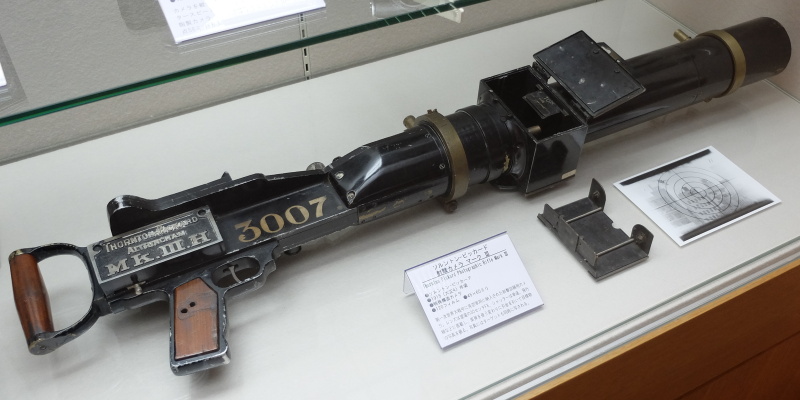 ソルントン-ピッカード 射撃カメラ マークIII（1915年頃、ソルントン-ピッカード）。120フィルム45×60mm。第一次世界大戦中に英空軍用に納入された射撃訓練用カメラ。飛行機などに積んで、実弾を使うかわりに目標物の写真を撮るといいう
