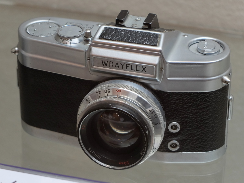 レイフレックスI（1950年頃、レイ・オプチカル）。135フィルム24×32mm。ライカ判より長辺が4mm短いフォーマット。ポロミラー方式の一眼レフカメラ