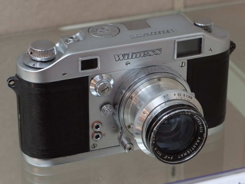 ウィットネス（1951年、イルフォード・リミテッド）。135フィルム24×36mm。レンズ交換式の連動距離計透視ファインダーカメラ。装着レンズはダルメヤースーパーシックス2インチF1.9