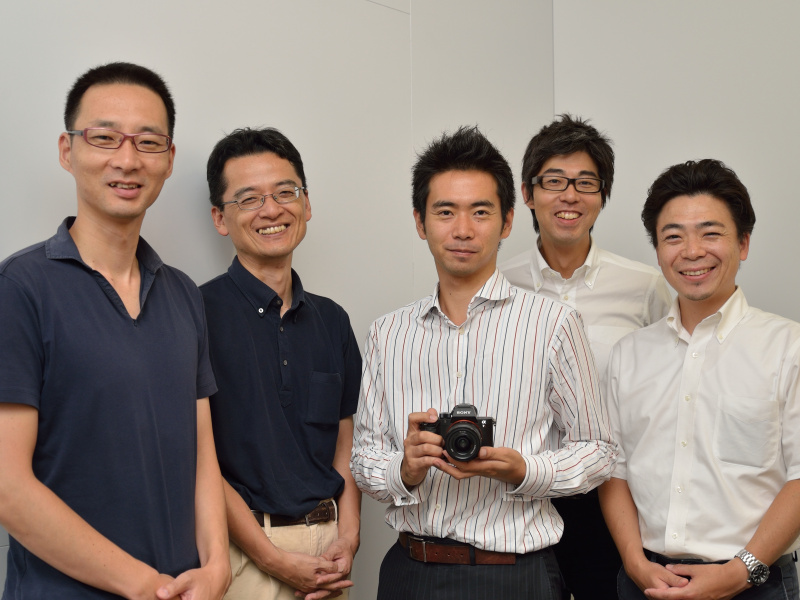（左から）<br class="">花田祐治氏<br class="">ソニー株式会社 デジタルイメージング事業本部商品設計部門 プラットフォーム設計3部<br class=""><br class="">陰山和実氏<br class="">ソニー株式会社 デジタルイメージング事業本部商品設計部門 システム設計部<br class=""><br class="">町谷康文氏<br class="">ソニー株式会社 デジタルイメージング事業本部 商品設計部門 設計1部<br class=""><br class="">水上暁史氏<br class="">ソニー株式会社 デジタルイメージング事業本部 デジタルイメージングアプリケーション設計部門 プラットフォーム3部<br class=""><br class="">岩附豊氏<br class="">ソニー株式会社 デジタルイメージング事業本部 商品企画部門 商品企画2部
