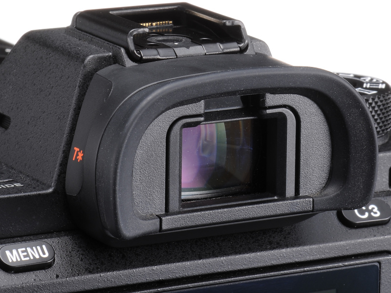 <strong class="">改良されたアイピース（左α7R II、右α7 II）</strong><br class="">ファインダーの高倍率化により、アイカップ形状もα7 IIよりも目当てのゴム部分が薄くなり、目にしっかり密着できるように改良されている