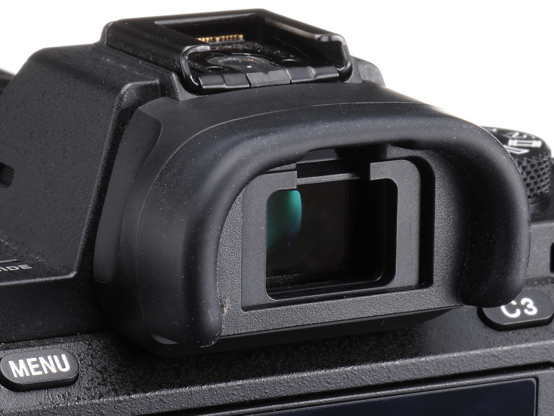 <strong class="">改良されたアイピース（左α7R II、右α7 II）</strong><br class="">ファインダーの高倍率化により、アイカップ形状もα7 IIよりも目当てのゴム部分が薄くなり、目にしっかり密着できるように改良されている