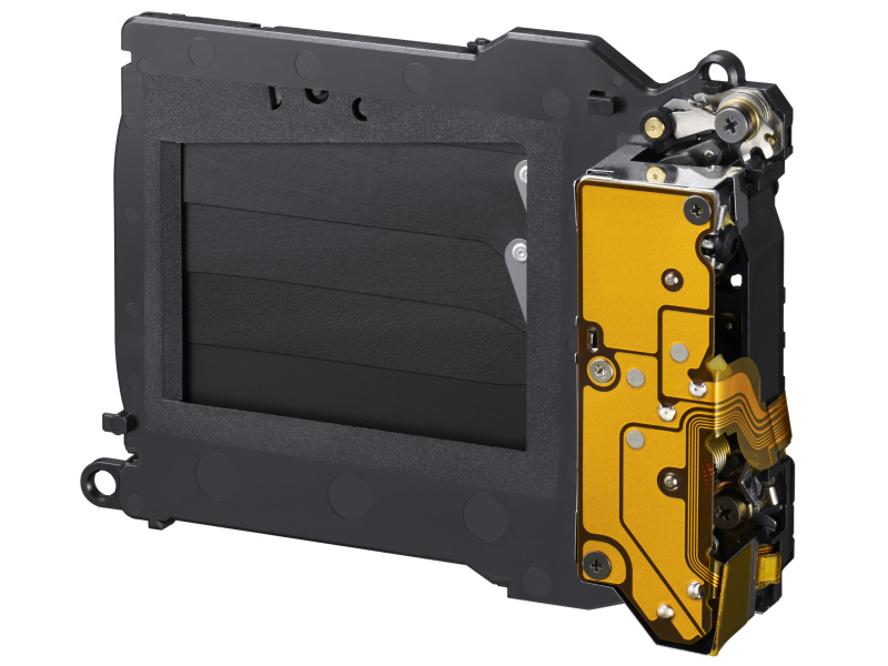 <strong class="">低振動のシャッターユニット</strong><br class="">シャッター羽根の素材を軽量化することで、シャッター幕の運動エネルギーを減らし、シャッターショックを和らげると同時に、シャッターの耐久性も約50万回に向上している