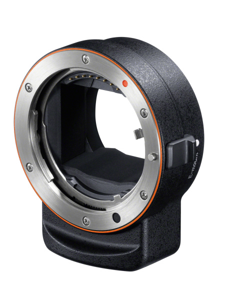 <strong class="">タイプの異なる2つのマウントアダプター</strong><br class="">LA-EA3（左）は電子接点の伝達機構のみで、ピント合わせはα7R IIの像面位相差AFセンサーで行う。一方、LA-EA4（右）はトランスルーセントミラーと専用の15点位相差AFセンサーでピント合わせを行う