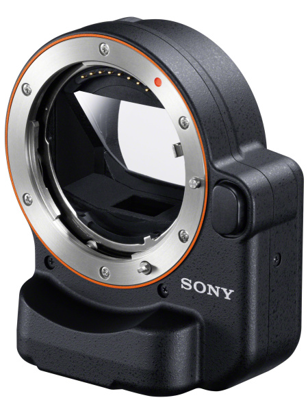 <strong class="">タイプの異なる2つのマウントアダプター</strong><br class="">LA-EA3（左）は電子接点の伝達機構のみで、ピント合わせはα7R IIの像面位相差AFセンサーで行う。一方、LA-EA4（右）はトランスルーセントミラーと専用の15点位相差AFセンサーでピント合わせを行う