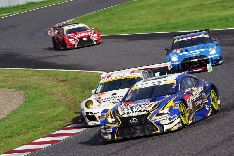 ワンフレームに複数のマシンを入れて撮るというレースシーンのひとつの表現。GTレースでは、多くの追い抜きシーンがみられる。ぜひチャレンジしてみてほしい。<br>キヤノン EOS 7D Mark II / EF70-300mm F4-5.6L IS USM / 188mm（301mm相当） / マニュアル露出（F13、1/500秒）/ ISO 400