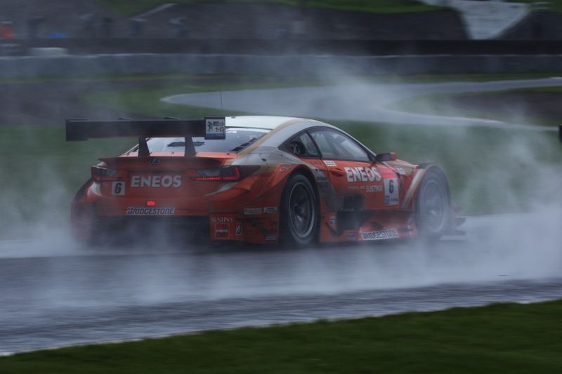 雨のレース。背景にS字カーブを入れつつ、マシンの後ろから吐き出される水しぶきでレースの雰囲気を出してみた。<br>キヤノン EOS 7D Mark II / EF70-300mm F4-5.6L IS USM / 200mm（320mm相当） / マニュアル露出（F9、1/250秒）/ ISO 100