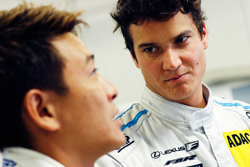 鈴鹿1,000kmでのピット内。長丁場のレースならではのシーンがたくさんみられます。<br>キヤノン EOS 7D Mark II / EF70-300mm F4-5.6L IS USM / 70mm（112mm相当） / 絞り優先AE（F4.0、1/50秒、±0EV） / ISO 1000