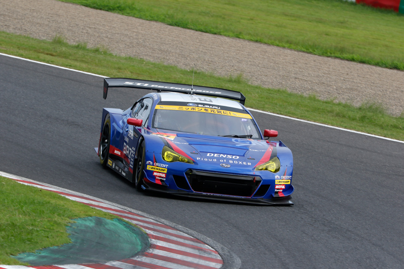 コーナーに進入するときの状態。実際には、これよりもマシンが遠くにいるときから測距点をフロントグリルに合わせてマシンを追い続けている。