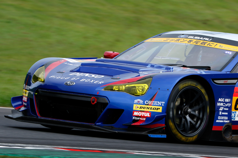 このコーナーで撮りたかった立ち上がりのカット。測距点もこの写真を撮るために選んである。マシンがぐっと寄ってきて至近距離になっても、見事にピントを合わせてくれた。<br>キヤノン EOS 7D Mark II / EF70-300mm F4-5.6L IS USM / 300mm（480mm相当） / マニュアル露出（F8、1/500秒） / ISO 200