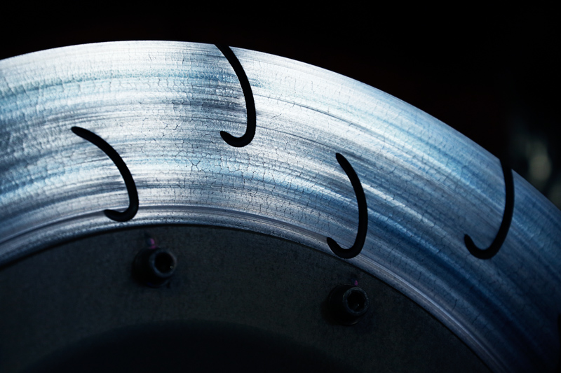 ディスクローターに外光が当たって、鈍く輝いていた。望遠でアップで撮るとピントも浅くなり、ぶれやすくなるので、効きのよい手ブレ補正は大きな武器となる。<br>キヤノン EOS 7D Mark II / EF70-300mm F4-5.6L IS USM / 300mm（480mm相当） / 絞り優先AE（F5.6、1/60秒、±0EV） / ISO 200