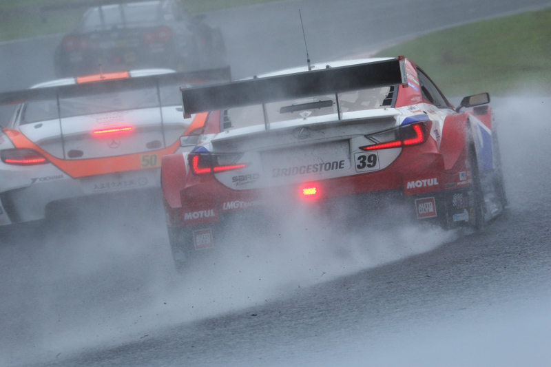 S字を進んでいくマシンの後ろ姿をAIサーボAFで追いかけた。低コントラストの天候で、被写体が奥へと逃げていく難しい条件でもフォーカスはきちんと追尾をしてくれた。<br>キヤノン EOS 7D Mark II / EF70-300mm F4-5.6L IS USM / 300mm（480mm相当） / マニュアル露出（F8、1/500秒）/ ISO 400