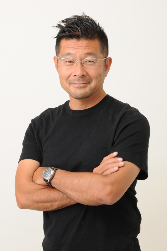 熱田護さん。1963年三重県鈴鹿市生まれ。東京工芸大学短期短期大学部写真技術科卒業。85年ヴェガインターナショナル入社。坪内隆直氏に師事し、2輪世界GPを転戦。92年よりフリーランスとしてF1をはじめとするモータースポーツや市販車の撮影を行なう。日本レース写真家協会（JRPA）会員、日本スポーツプレス協会（AJPS）会員。