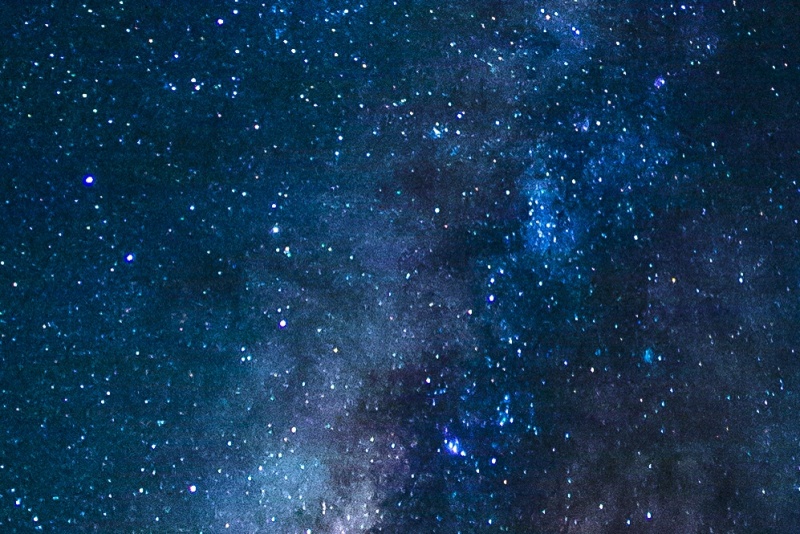 <strong class="">シャッター速度の違いによる星の形（左15秒、右40秒）</strong><br class="">焦点距離にもよるが、シャッター速度が遅くなると星は流れてしまい、きらめきの印象が弱くなる