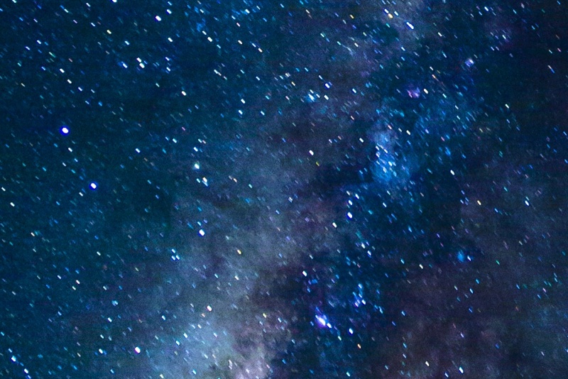 <strong class="">シャッター速度の違いによる星の形（左15秒、右40秒）</strong><br class="">焦点距離にもよるが、シャッター速度が遅くなると星は流れてしまい、きらめきの印象が弱くなる